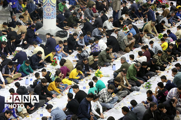 سفره افطاری حرم کریمه اهل بیت(س) در ماه ضیافت الهی