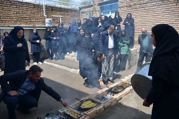 کارگاه طبخ آبزیان در دبیرستان میر فتح‌اله سید زنوزی شهر زنوز 