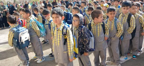 جشن‌شکوفه‌ها در‌ دبستان شهدای گمنام