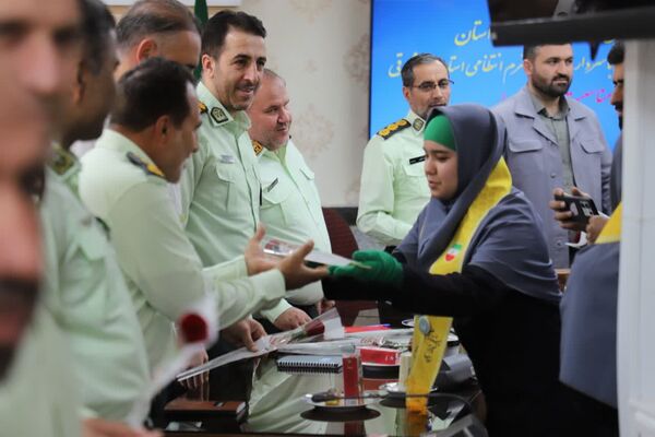 گل‌های قدردانی دانش‌آموزان پیشتاز برای حافظان امنیت
