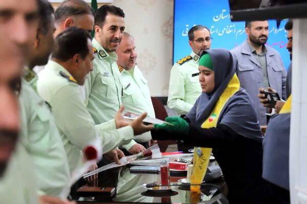 گل‌های قدردانی دانش‌آموزان پیشتاز برای حافظان امنیت