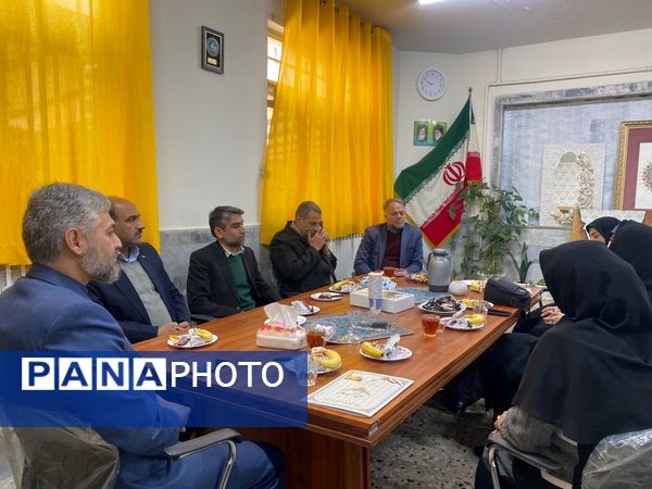 تقدیر از مشاور هنرستان مهدیزاده نیا ناحیه هفت مشهد