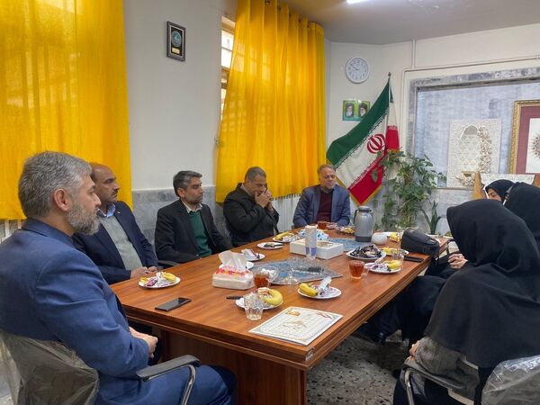 تقدیر از مشاور هنرستان مهدیزاده نیا ناحیه هفت مشهد