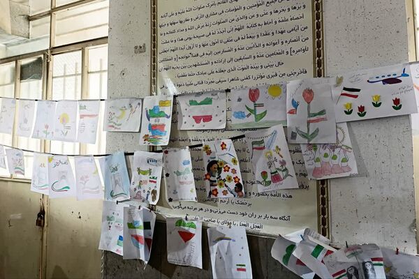 مراسم دهه فجر و برگزاری نمایشگاه دست‌سازهای دانش‌آموزی در دبستان شیخ کلینی