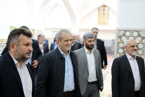 رئیس‌جمهور با خانواده شهدا در پیشوا دیدار کرد