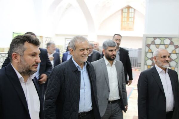 رئیس‌جمهور با خانواده شهدا در پیشوا دیدار کرد