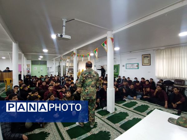 کلاس عملی  آمادگی دفاعی در دبیرستان نمونه آیت الله خامنه ای 