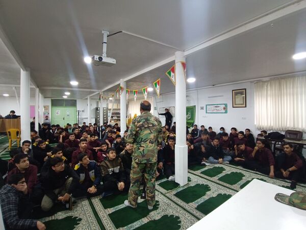 کلاس عملی  آمادگی دفاعی در دبیرستان نمونه آیت الله خامنه ای 
