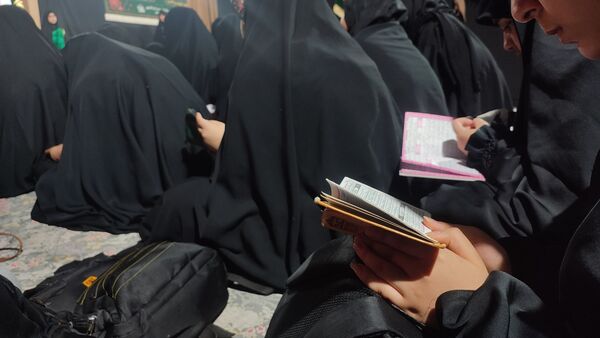 عزاداری نوجوانان بنت الهدی‌ در شب هشتم محرم