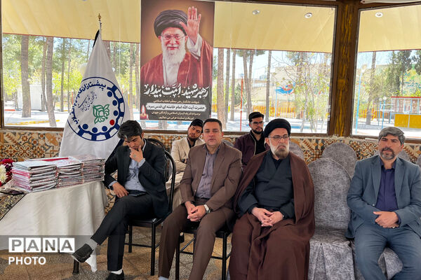 ‌تجلیل از دانش‌آموز خبرنگاران فعال پانا در شب‌های قرار ایستادگی آباده