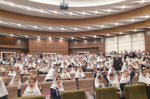 اجتماع 700 نفری پدران و دختران دانش آموز مدرسه علامه طباطبایی منطقه پردیس به مناسبت روز دختر