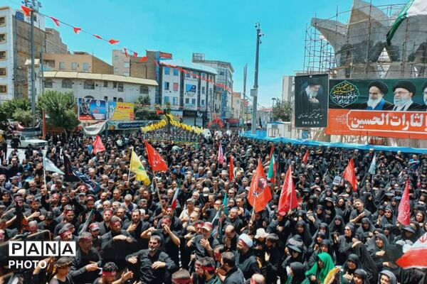 نماز ظهر عاشورا در میدان امام خامنه‌ای