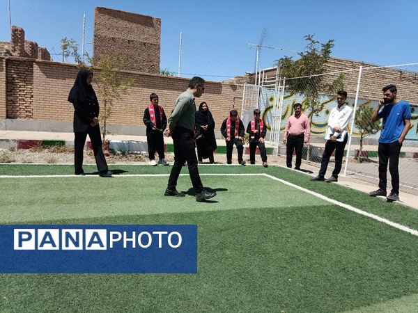 بازدید مسئولین اداره کل آموزش پرورش از وضعیت چمن دبستان شهید پسندیده فدافن