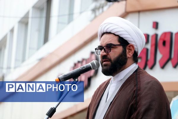 صفوف به‌هم پیوسته نمازگزاران در قروه