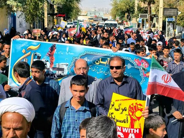 حضور پررنگ دانش‌آموزان شهر لپویی در راهپیمایی 13 آبان 