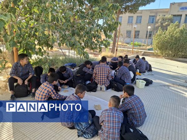 حال و هوای دانش‌آموزان دبیرستان شهید صدر کهک در یک صبح پاییزی