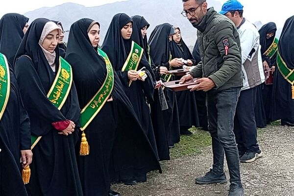  هم‌نوایی مسئولین و مردم ملایر در اهتزاز پرچم رضوی به مناسبت روز دختر