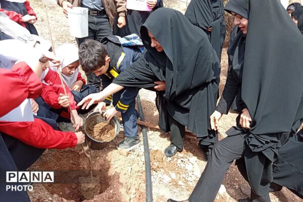 آیین کاشت نهال ودرختکاری به یاد رهبر شهید و دانش آموزان مدرسه شجره طیبه میناب در پاکدشت