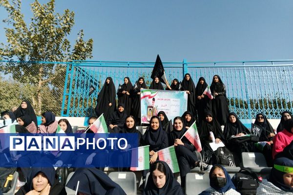 حضور دانش آموزان به مناسبت یوم الله ۱۳آبان، در ورزشگاه شهدای شهرستان قدس