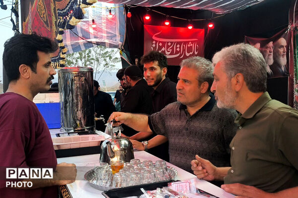 پذیرایی از زائران رضوی در مسیر بازگشت؛ خدمت بی‌منت در موکب «رهبر شهیدم»