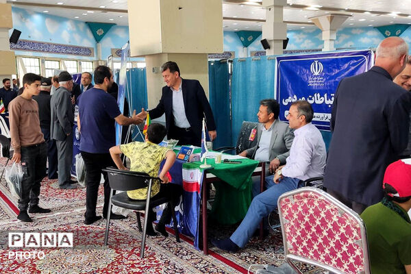  برپایی میز خدمت در حاشیه نماز جمعه بجنورد با حضور مسئولان استانی