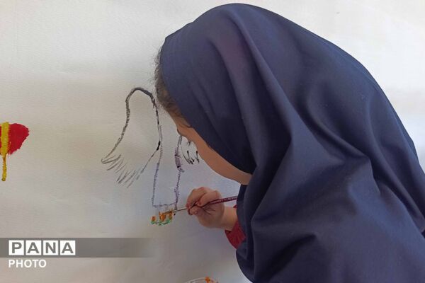 نقاشی دانش‌آموزان دختر در هفته کودک