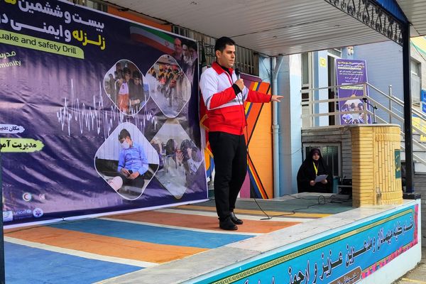 برگزاری مانور زلزله در مدرسه شهیده مهری رزاق‌طلب سنندج
