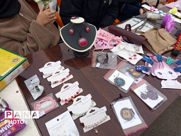 برپایی بازارچه دانش آموزی در دبیرستان شاهد هاجرشهرستان کاشمر