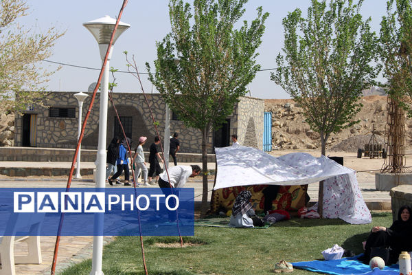 حضور گردشگران روز طبیعت در محوطه باغ‌موزه دفاع مقدس قم