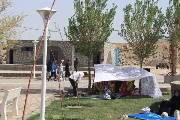 حضور گردشگران روز طبیعت در محوطه باغ‌موزه دفاع مقدس قم