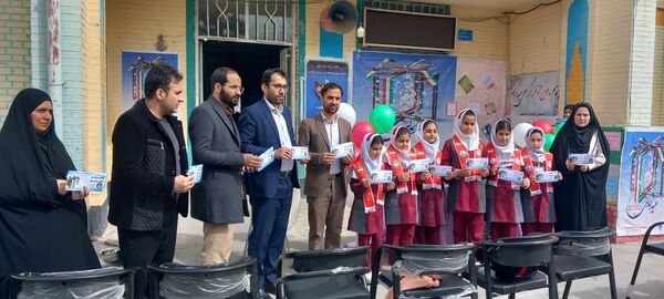 زنگ جشن نیکوکاری با شعار «عیدی برای همه» در دبستان دخترانه شاهد کوهدشت 