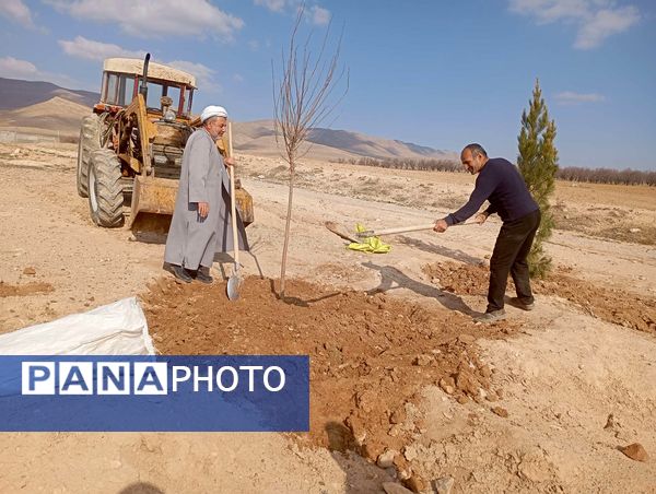 کاشت نهال در آرامستان روستای گزکوه