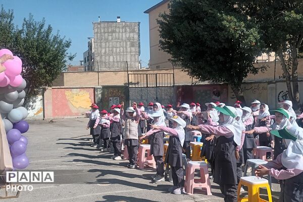 نمایش شاد کودکانه با حضور «عمو اخوان» در دبستان بنت‌الهدی فیروزکوه
