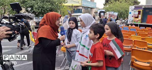 تهران غرق در شادی کودکان؛ این‌بار دانش‌آموزخبرنگار پانا، سوژه خبر شد
