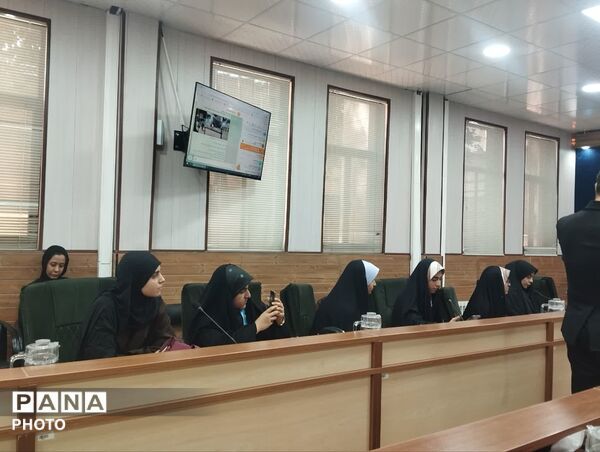 نشست صمیمی اعضای شورا و مجمع دنش آموزی قم با مدیرکل آموزش و پرورش استان