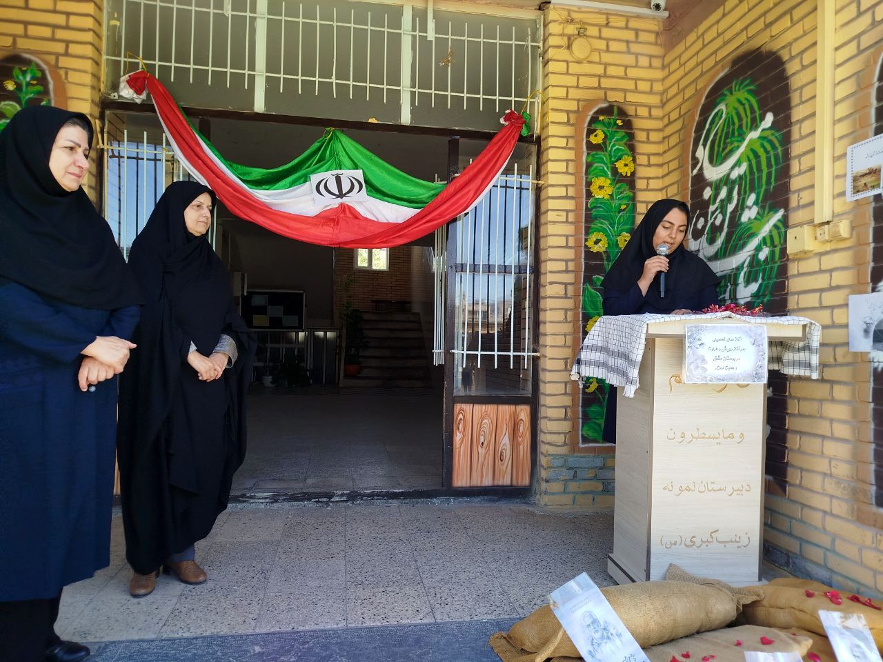 آغاز سال تحصیلی در دبیرستان نمونه زینب الکبری(س) قروه همراه با نواختن زنگ ایثار و مقاومت  