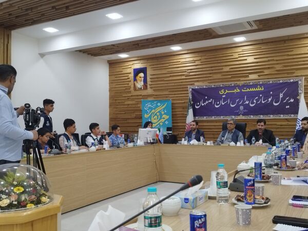 نشست خبری مدیرکل نوسازی مدارس استان اصفهان با دانش آموز خبرنگاران پانا