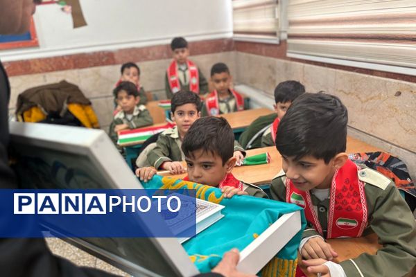 خادمان مسجد جمکران پرچم متبرک را به مدرسه شهید همت آوردند