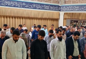 نماز جمعه این هفته با حضور گسترده مردم و مسئولان در مسجد امام حسین(ع) کامیاران برگزار شد