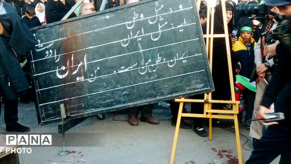تجمع دانش آموزان کرمانی مقابل کمیساریای سازمان ملل متحد
