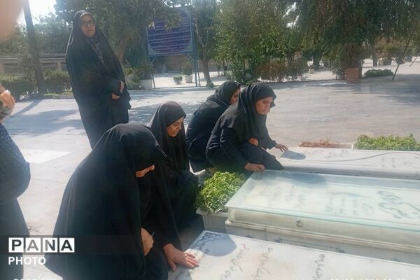 تجدید میثاق دانش‌آموزان مدرسه ایثار با آرمان‌های شهدا