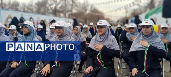 دانش‌آموزان البرزی جشن پیروزی انقلاب را در ۲۲ بهمن باشکوه رقم زدند