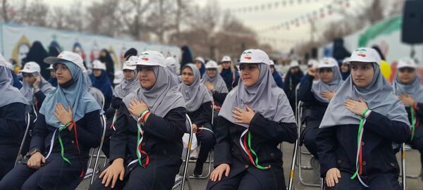 دانش‌آموزان البرزی جشن پیروزی انقلاب را در ۲۲ بهمن باشکوه رقم زدند
