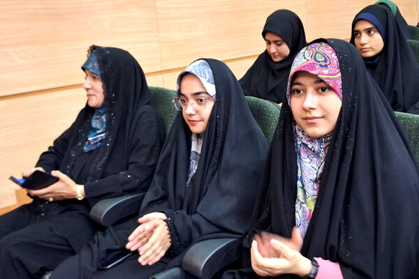 تقدیر از چهره های روشن در محفل ایمان 