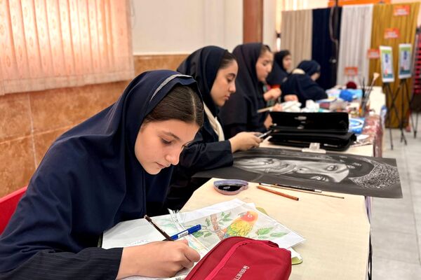 زنگ آغاز رقابت‌های هنری در گل‌های نمونه ورامین به صدا در آمد