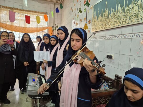 هفته ماها، فرصتی برای درخشش استعدادهای هنری دانش‌آموزان دبیرستان شهید همت