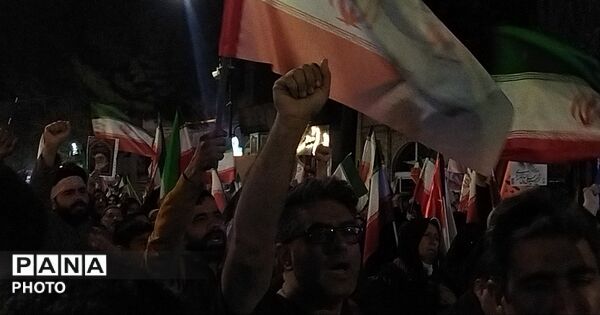 مردم نیشابور خانوادگی در میدان حاضر هستند 