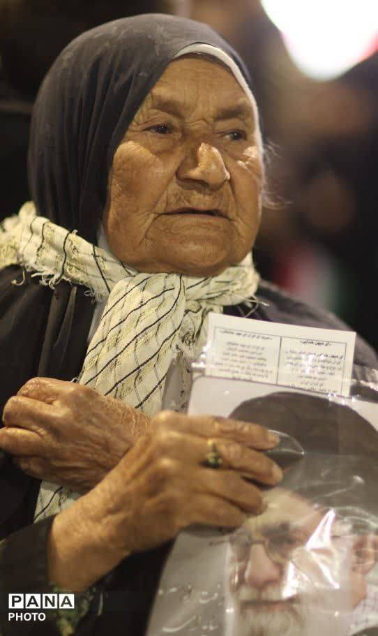 میدان مرکزی شهرستان بردسکن سیاه پوش شد