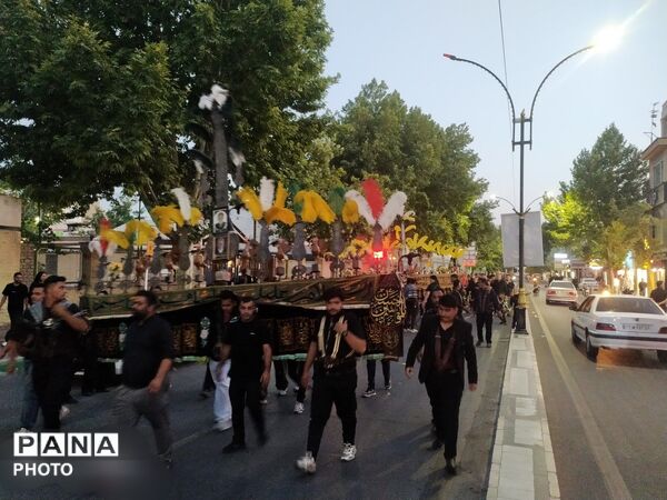 حرکت دسته های عزاداری هیئت شاهزاده قاسم (ع) به سمت زیارتگاه امام زاده سید حمزه 