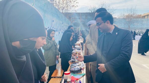 آغاز رسمی مسابقات فرهنگی هنری با نواختن زنگ جشنواره فردا و جشنواره ماها در مدرسه تکتم 